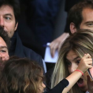 Michaël Youn, sa compagne Isabelle Funaro et leur fille Seven, devant Sébastien Grosjean et Richard Gasquet, lors de PSG - Nantes au Parc des Princes le 14 mai 2016, dernier match de la saison, qui signait les adieux de Zlatan Ibrahimovic au Paris Saint-Germain et à la Ligue 1.