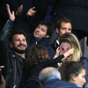 Michaël Youn, sa compagne Isabelle Funaro et leur fille Seven, devant Sébastien Grosjean et Richard Gasquet, lors de PSG - Nantes au Parc des Princes le 14 mai 2016, dernier match de la saison, qui signait les adieux de Zlatan Ibrahimovic au Paris Saint-Germain et à la Ligue 1.
