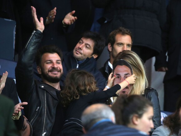 Michaël Youn, sa compagne Isabelle Funaro et leur fille Seven, devant Sébastien Grosjean et Richard Gasquet, lors de PSG - Nantes au Parc des Princes le 14 mai 2016, dernier match de la saison, qui signait les adieux de Zlatan Ibrahimovic au Paris Saint-Germain et à la Ligue 1.