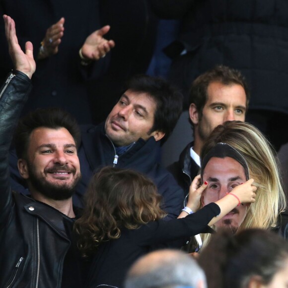 Michaël Youn, sa compagne Isabelle Funaro et leur fille Seven, devant Sébastien Grosjean et Richard Gasquet, lors de PSG - Nantes au Parc des Princes le 14 mai 2016, dernier match de la saison, qui signait les adieux de Zlatan Ibrahimovic au Paris Saint-Germain et à la Ligue 1.