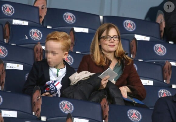 Isabelle Carré et son fils Antoine lors de PSG - Nantes au Parc des Princes le 14 mai 2016, dernier match de la saison, qui signait les adieux de Zlatan Ibrahimovic au Paris Saint-Germain et à la Ligue 1.