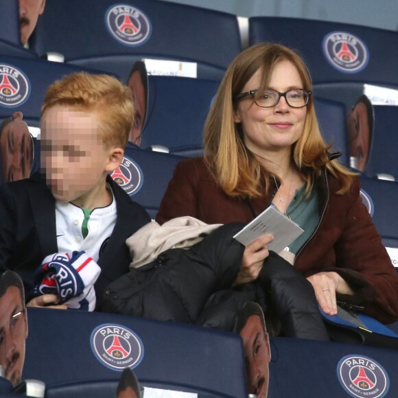 Isabelle Carré et son fils Antoine lors de PSG - Nantes au Parc des Princes le 14 mai 2016, dernier match de la saison, qui signait les adieux de Zlatan Ibrahimovic au Paris Saint-Germain et à la Ligue 1.