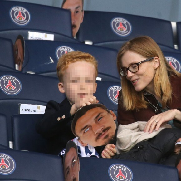 Isabelle Carré et son fils Antoine lors de PSG - Nantes au Parc des Princes le 14 mai 2016, dernier match de la saison, qui signait les adieux de Zlatan Ibrahimovic au Paris Saint-Germain et à la Ligue 1.