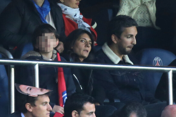 Estelle Denis et son fils Merlin lors de PSG - Nantes au Parc des Princes le 14 mai 2016, dernier match de la saison, qui signait les adieux de Zlatan Ibrahimovic au Paris Saint-Germain et à la Ligue 1.