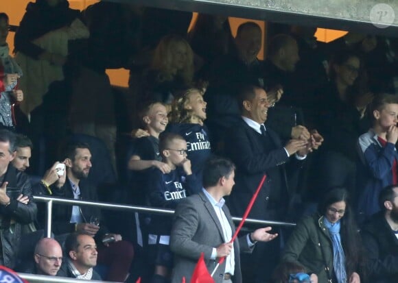 Helena Seger, épouse de Zlatan Ibrahimovic, et ses deux enfants Maximilian (cheveux longs) et Vincent (lunettes) lors de PSG - Nantes au Parc des Princes le 14 mai 2016, dernier match de la saison, qui signait les adieux de Zlatan Ibrahimovic au Paris Saint-Germain et à la Ligue 1.