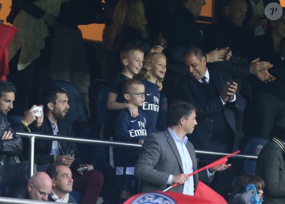 Helena Seger, épouse de Zlatan Ibrahimovic, et ses deux enfants Maximilian (cheveux longs) et Vincent (lunettes) lors de PSG - Nantes au Parc des Princes le 14 mai 2016, dernier match de la saison, qui signait les adieux de Zlatan Ibrahimovic au Paris Saint-Germain et à la Ligue 1.