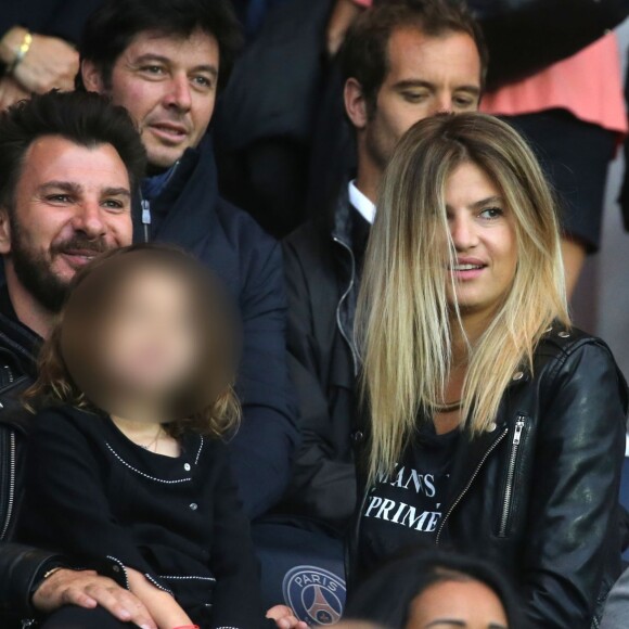 Michaël Youn, sa compagne Isabelle Funaro et leur fille Seven, Sébstien Grosjean et Richard Gasquet - People au match de football PSG-Nantes (4 à 0) au Parc des Princes le 14 mai 2016