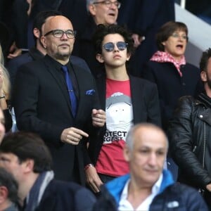 Pascal Obispo et son fils Sean et sa femme Julie Hantson et Michaël Youn et sa fille Seven - People au match de football PSG-Nantes (4 à 0) au Parc des Princes le 14 mai 2016