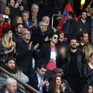 Pascal Obispo, sa femme Julie Hantson, son fils Sean, Michaël Youn, sa compagne Isabelle Funaro et leur fille Seven, Sébstien Grosjean et Richard Gasquet - People au match de football PSG-Nantes (4 à 0) au Parc des Princes le 14 mai 2016