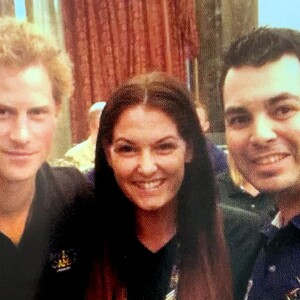 Le prince Harry rencontre Paul Warren, capitaine de l'équipe des Invictus Games, et sa femme Dearne Warren lors des préparations des jeux à Orlando, le 6 mai 2016