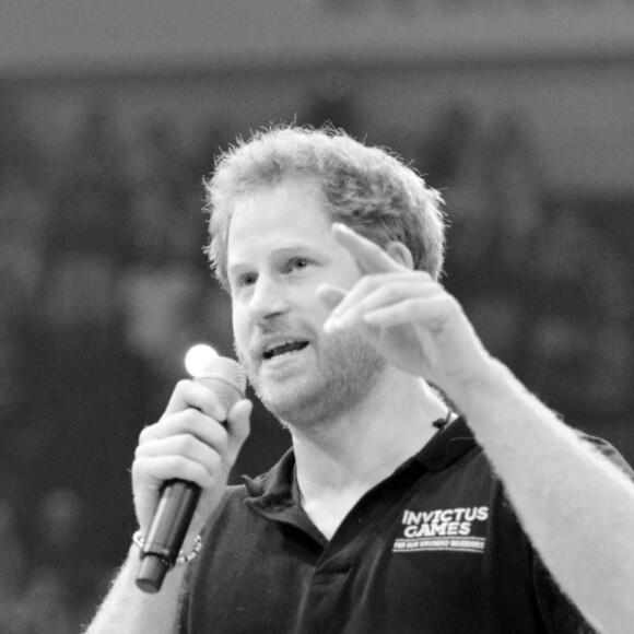 Le prince Harry félicite les équipes américaines et britanniques de basket-ball lors des Invictus Games à Orlando le 12 mai 2016 après la finale remportée par les Américains.