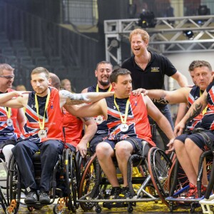Le prince Harry félicite les équipes américaines et britanniques de basket-ball lors des Invictus Games à Orlando le 12 mai 2016 après la finale remportée par les Américains.