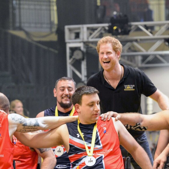 Le prince Harry félicite les équipes américaines et britanniques de basket-ball lors des Invictus Games à Orlando le 12 mai 2016 après la finale remportée par les Américains.