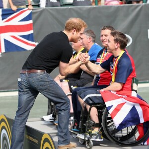 Le prince Harry remet les médailles d'or aux champions britanniques de tennis en double en chaise roulante, Andrew McErlean (second plan) et Alex Krol (premier plan), aux Invictus Games 2016 d'Orlando, le 12 mai 2016.