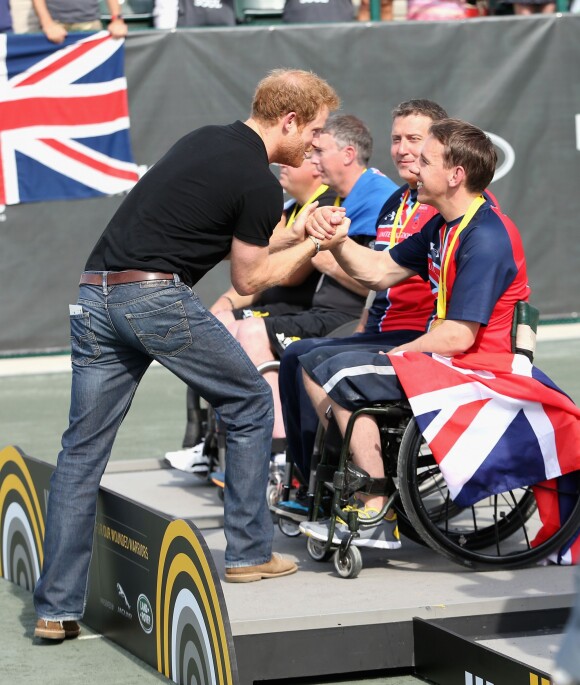 Le prince Harry remet les médailles d'or aux champions britanniques de tennis en double en chaise roulante, Andrew McErlean (second plan) et Alex Krol (premier plan), aux Invictus Games 2016 d'Orlando, le 12 mai 2016.