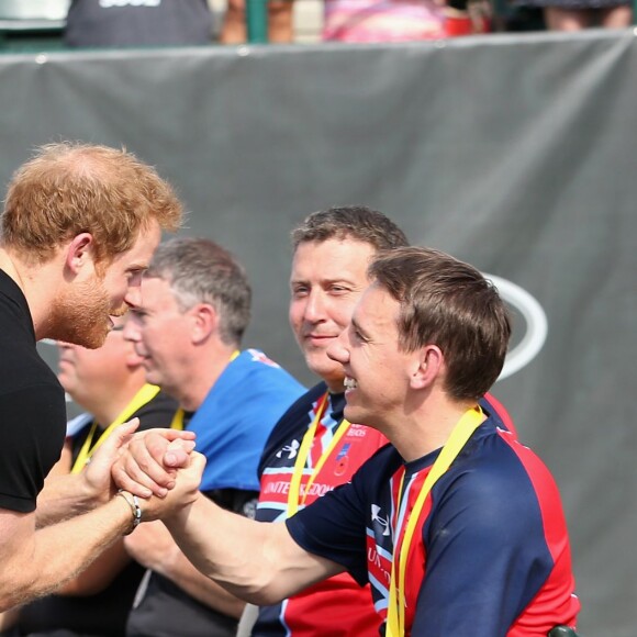 Le prince Harry remet les médailles d'or aux champions britanniques de tennis en double en chaise roulante, Andrew McErlean (second plan) et Alex Krol (premier plan), aux Invictus Games 2016 d'Orlando, le 12 mai 2016.