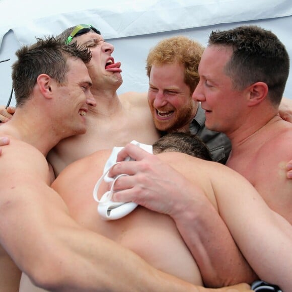 Le prince Harry célèbre avec le capitaine de l'équipe des Forces Armées Britanniques David Wisman (avec les lunettes sur la tête) et l'équipe du relais 4x50m (qui a gagné la médaille d'or) leur victoire aux Invictus Games d'Orlando en Floride, le 11 mai 2016.