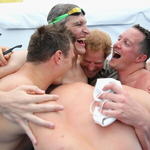 Le prince Harry célèbre avec le capitaine de l'équipe des Forces Armées Britanniques David Wisman (avec les lunettes sur la tête) et l'équipe du relais 4x50m (qui a gagné la médaille d'or) leur victoire aux Invictus Games d'Orlando en Floride, le 11 mai 2016.