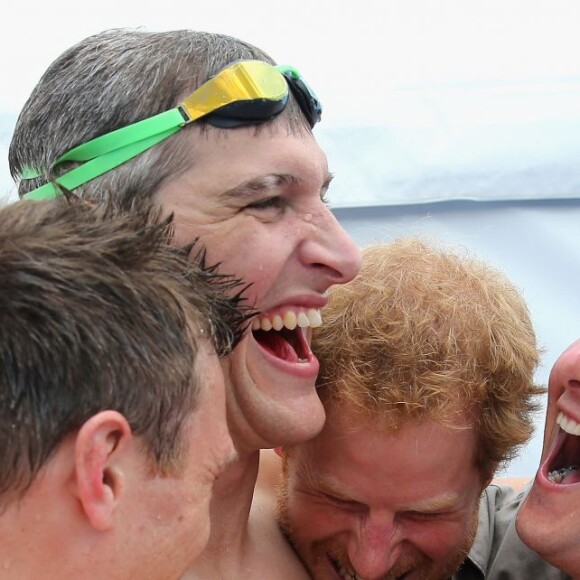 Le prince Harry célèbre avec le capitaine de l'équipe des Forces Armées Britanniques David Wisman (avec les lunettes sur la tête) et l'équipe du relais 4x50m (qui a gagné la médaille d'or) leur victoire aux Invictus Games d'Orlando en Floride, le 11 mai 2016.
