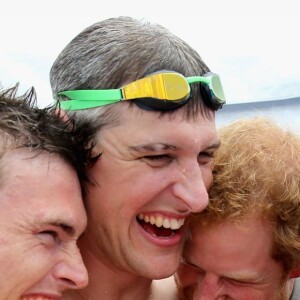 Le prince Harry célèbre avec le capitaine de l'équipe des Forces Armées Britanniques David Wisman (avec les lunettes sur la tête) et l'équipe du relais 4x50m (qui a gagné la médaille d'or) leur victoire aux Invictus Games d'Orlando en Floride, le 11 mai 2016.