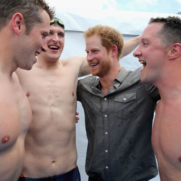 Le prince Harry célèbre avec le capitaine de l'équipe des Forces Armées Britanniques David Wisman (avec les lunettes sur la tête) et l'équipe du relais 4x50m (qui a gagné la médaille d'or) leur victoire aux Invictus Games d'Orlando en Floride, le 11 mai 2016.