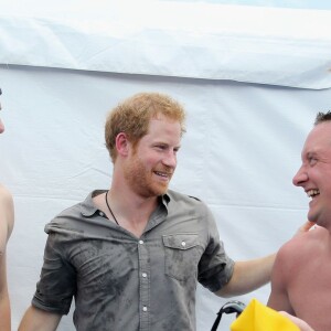 Le prince Harry célèbre avec le capitaine de l'équipe des Forces Armées Britanniques David Wisman (avec les lunettes sur la tête) et l'équipe du relais 4x50m (qui a gagné la médaille d'or) leur victoire aux Invictus Games d'Orlando en Floride, le 11 mai 2016.