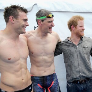 Le prince Harry célèbre avec le capitaine de l'équipe des Forces Armées Britanniques David Wisman (avec les lunettes sur la tête) et l'équipe du relais 4x50m (qui a gagné la médaille d'or) leur victoire aux Invictus Games d'Orlando en Floride, le 11 mai 2016.