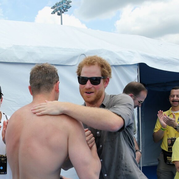 Le prince Harry célèbre avec le capitaine de l'équipe des Forces Armées Britanniques David Wisman (avec les lunettes sur la tête) et l'équipe du relais 4x50m (qui a gagné la médaille d'or) leur victoire aux Invictus Games d'Orlando en Floride, le 11 mai 2016.