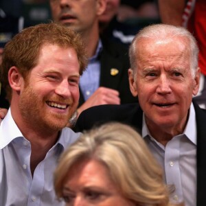 Le prince Harry avec le vice-président des Etats-Unis Joe Biden lors du match de rugby en chaise roulante USA - Danemark aux Invictus Games d'Orlando en Floride, le 11 mai 2016.