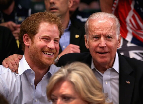 Le prince Harry avec le vice-président des Etats-Unis Joe Biden lors du match de rugby en chaise roulante USA - Danemark aux Invictus Games d'Orlando en Floride, le 11 mai 2016.