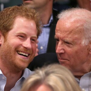 Le prince Harry avec le vice-président des Etats-Unis Joe Biden lors du match de rugby en chaise roulante USA - Danemark aux Invictus Games d'Orlando en Floride, le 11 mai 2016.