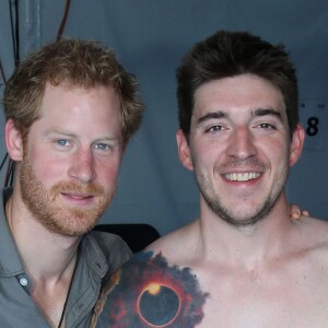 Le prince Harry avec le nageur Tim Payne aux Invictus Games d'Orlando en Floride, le 11 mai 2016.