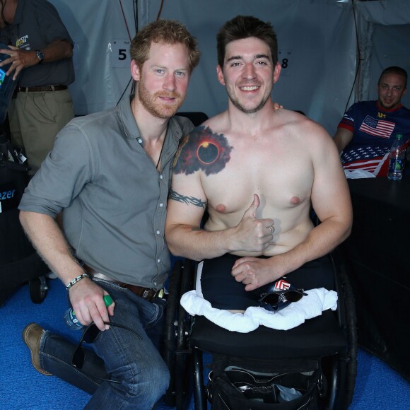 Le prince Harry avec le nageur Tim Payne aux Invictus Games d'Orlando en Floride, le 11 mai 2016.