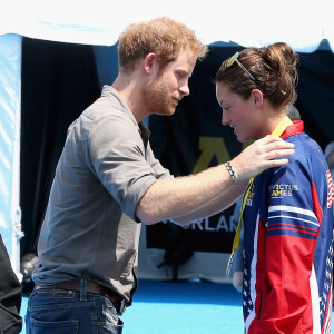 Le prince Harry remet la médaille d'or à la nageuse américaine Elizabeth Marks, aux Invictus Games d'Orlando en Floride le 11 mai 2016. Le sergent la lui rendra pour qu'il l'offre aux médecins de Cambridge qui lui ont sauvé la vie en 2014.