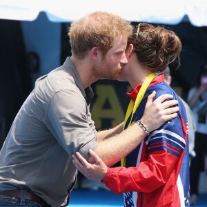 Le prince Harry remet la médaille d'or à la nageuse américaine Elizabeth Marks, aux Invictus Games d'Orlando en Floride le 11 mai 2016. Le sergent la lui rendra pour qu'il l'offre aux médecins de Cambridge qui lui ont sauvé la vie en 2014.