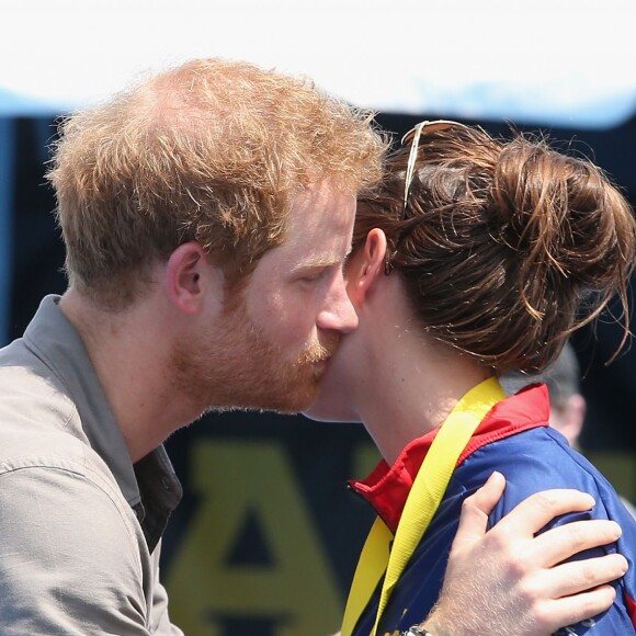 Le prince Harry remet la médaille d'or à la nageuse américaine Elizabeth Marks, aux Invictus Games d'Orlando en Floride le 11 mai 2016. Le sergent la lui rendra pour qu'il l'offre aux médecins de Cambridge qui lui ont sauvé la vie en 2014.