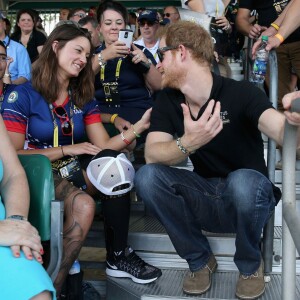 Le prince Harry discute avec une athlète américaine, Elizabeth Marks,  lors des Invictus Games à Orlando. Le 10 mai 2016