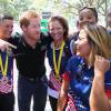 Le prince Harry rencontre l'équipe féminine américaine de l'épreuve de cyclisme lors des Invictus Games 2016 à Orlando le 9 mai 2016