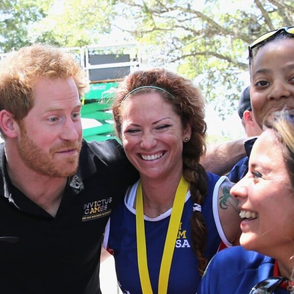 Le prince Harry rencontre l'équipe féminine américaine de l'épreuve de cyclisme lors des Invictus Games 2016 à Orlando le 9 mai 2016