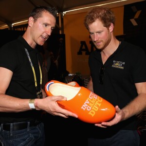 Le prince Harry et le capitaine de l'équipe des Pays-Bas Rahmon Zondervan lors d'une réception pour la fondation Invictus Games 2016 à Orlando le 9 mai 2016