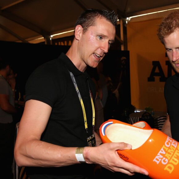 Le prince Harry et le capitaine de l'équipe des Pays-Bas Rahmon Zondervan lors d'une réception pour la fondation Invictus Games 2016 à Orlando le 9 mai 2016