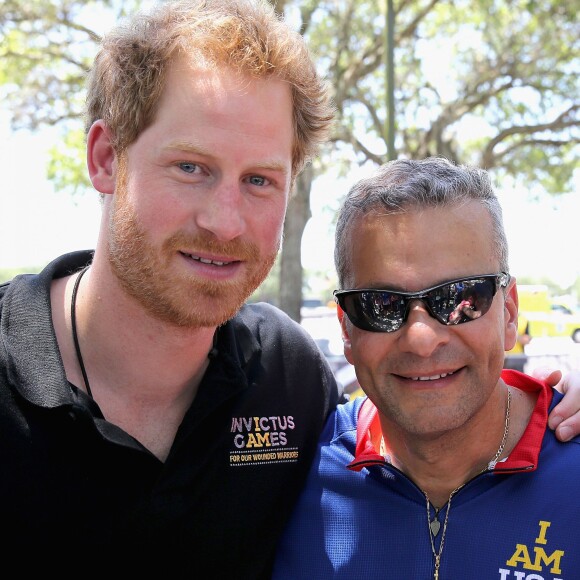 Le prince Harry et Ivan Castro (USA) lors de l'épreuve de cyclisme lors des Invictus Games 2016 à Orlando le 9 mai 2016