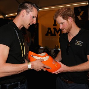 Le prince Harry et le capitaine de l'équipe des Pays-Bas Rahmon Zondervan lors d'une réception pour la fondation Invictus Games 2016 à Orlando le 9 mai 2016