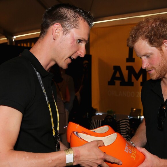 Le prince Harry et le capitaine de l'équipe des Pays-Bas Rahmon Zondervan lors d'une réception pour la fondation Invictus Games 2016 à Orlando le 9 mai 2016