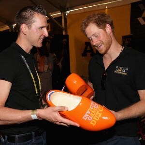 Le prince Harry et le capitaine de l'équipe des Pays-Bas Rahmon Zondervan lors d'une réception pour la fondation Invictus Games 2016 à Orlando le 9 mai 2016