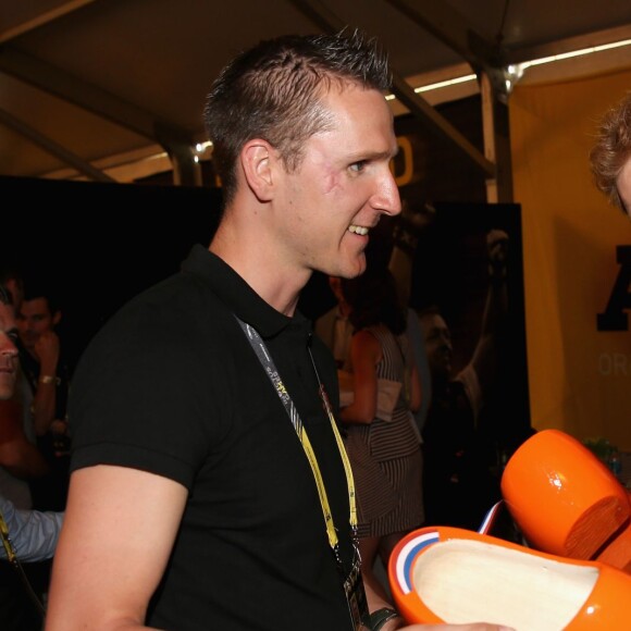Le prince Harry et le capitaine de l'équipe des Pays-Bas Rahmon Zondervan lors d'une réception pour la fondation Invictus Games 2016 à Orlando le 9 mai 2016