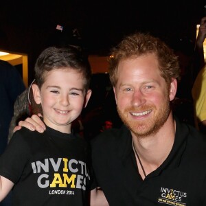 Le prince Harry rencontre Rio Wollf, un petit garçon de 7 ans amputé d'une jambe, lors des Invictus Games à Orlando, le 9 mai 2016.