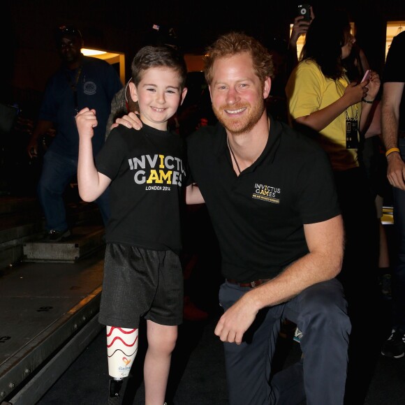 Le prince Harry rencontre Rio Wollf, un petit garçon de 7 ans amputé d'une jambe, lors des Invictus Games à Orlando, le 9 mai 2016.