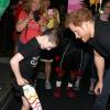 Le prince Harry rencontre Rio Wollf, un petit garçon de 7 ans amputé d'une jambe, lors des Invictus Games à Orlando, le 9 mai 2016.
