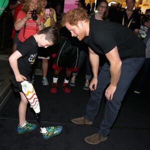 Le prince Harry rencontre Rio Wollf, un petit garçon de 7 ans amputé d'une jambe, lors des Invictus Games à Orlando, le 9 mai 2016.